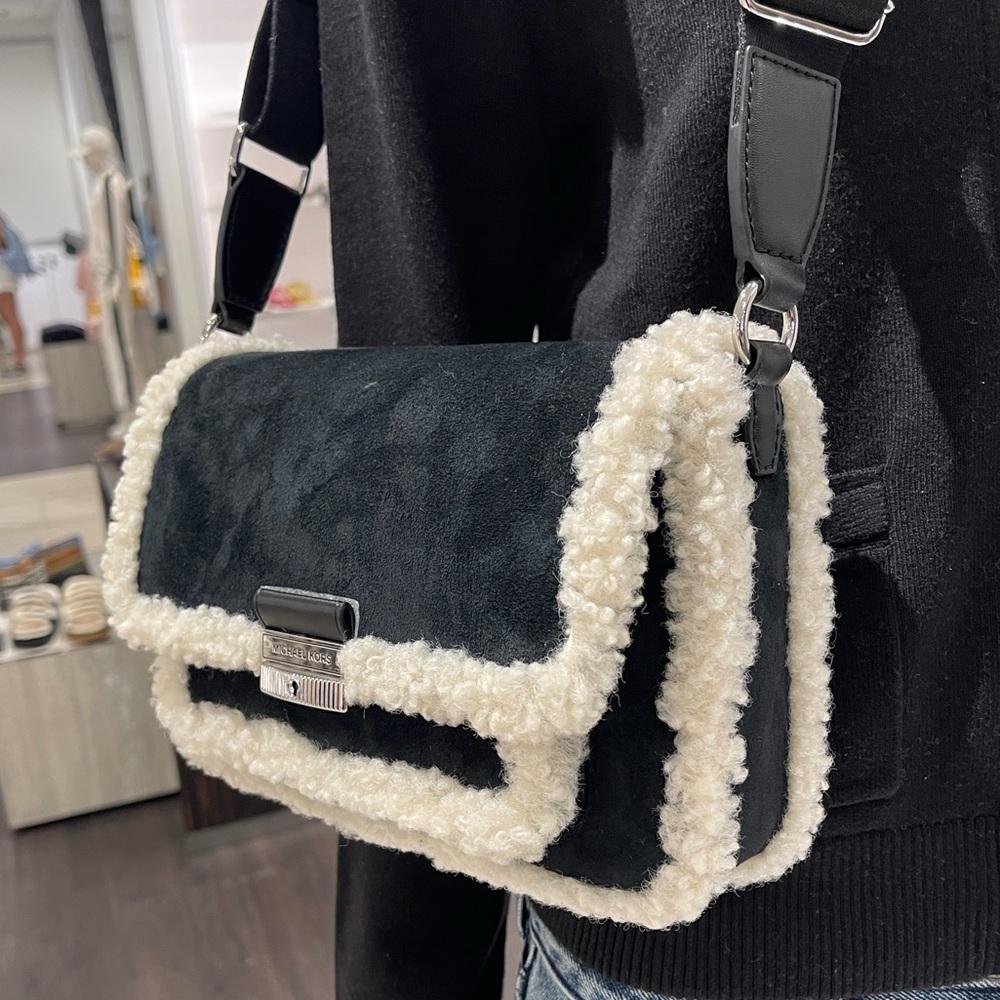 MICHAEL KORS Bradshaw Medium Suede and Faux Shearling Messenger Bag
Black
NWT - Picture 13 of 16